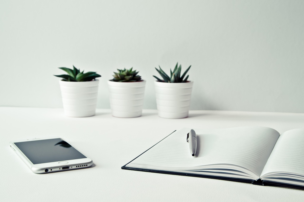 Desk, smartphone, iphone — Helpful Information Technology Training Courses