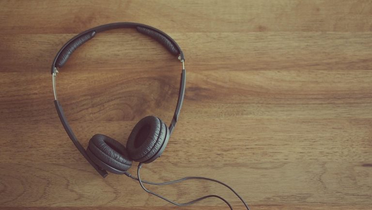 Headphones, audio, technology — Ways to Select the Right Dedicated Servers for Your Business