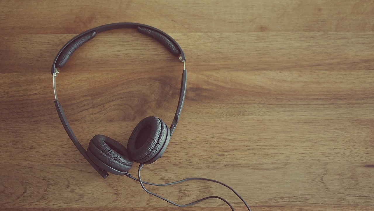 Headphones, audio, technology — Ways to Select the Right Dedicated Servers for Your Business
